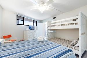 un dormitorio con una cama y una litera en Sea Colony - 1405S Edgewater House Rd., en Bethany Beach 42 fotos más