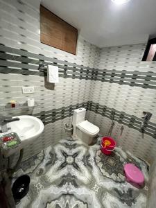 y baño con aseo y lavamanos. en PARI HOMESTAY en Khajurāho