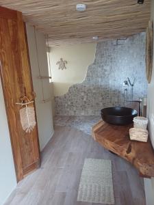baño con lavabo negro en una encimera de madera en Lodge tropical Fullmoon en Uluwatu