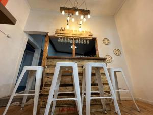 una cocina con una barra con dos taburetes en Valpro Hostal, en Valparaíso