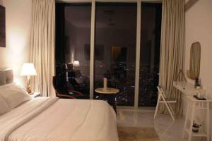um quarto com uma cama e vista para a cidade em فندق جي دبليو ماريوت برج (رافال) شقق (الملاك) em Riyadh