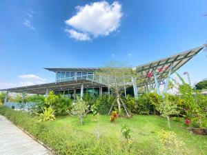 a building with a garden in front of it at At Pream&Chan resort แอท เปรมแอนด์จันทร์ รีสอร์ท in Ban Krasang