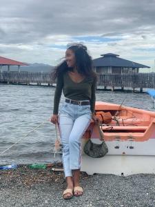 een vrouw die op de voorkant van een boot staat bij Casa Zanelli, lugar de paz… in Baní