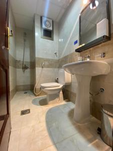 メディナにあるفندق المأمون - ALMAMOUN HOTELの洗面台とトイレ付きのバスルーム +21枚の写真