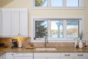 A cozinha ou kitchenette de The Nest at Deep Cove
