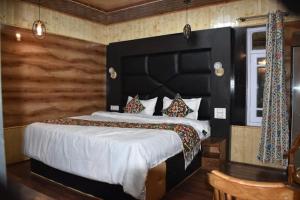 Postel nebo postele na pokoji v ubytování Blue whale Resort , Pahalgam