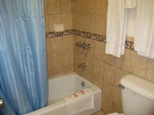Ett badrum på Tower Motel Long Beach