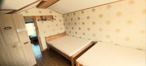 Postel nebo postele na pokoji v ubytování Tree House Guesthouse