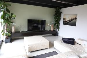 uma sala de estar com uma grande televisão de ecrã plano em Residence em Chieming