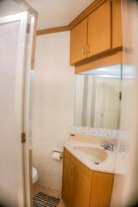 碧瑤的住宿－Cozy Baguio House - Outlook Drive (DOT accredited)，一间带水槽和镜子的浴室