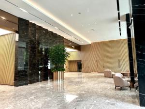 um lobby com uma planta no meio de um edifício em The Manor, KLCC em Kuala Lumpur