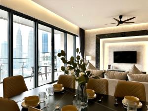 uma sala de estar com um sofá e uma mesa em The Manor, KLCC em Kuala Lumpur