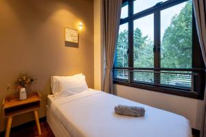 sypialnia z łóżkiem i dużym oknem w obiekcie Bungalow Putrajaya 15pax w Private Pool Gathering w mieście Putrajaya