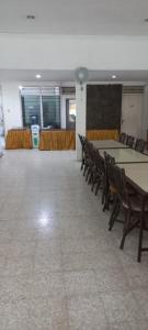 einen Konferenzraum mit Tischen und Stühlen in einem Gebäude in der Unterkunft Planters Guest House in Yogyakarta