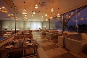 Khu vực ghế ngồi tại Grand Continent Anjuna A Sarovar Portico Affiliate Hotel