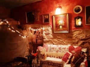 ein Wohnzimmer mit Sofa und Weihnachtsbeleuchtung in der Unterkunft La Quinta rural in Valeria
