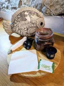 uma mesa de madeira com um frasco de compota e uma bolsa em Casita la adornada em Taxco de Alarcón