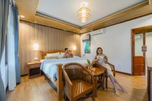 Een bed of bedden in een kamer bij Railay Phutawan Resort