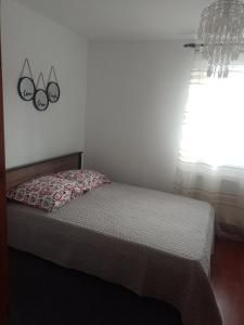 een bed in een slaapkamer met 2 maskers op de muur bij Victoria Apartment Luxury in Târgu Jiu