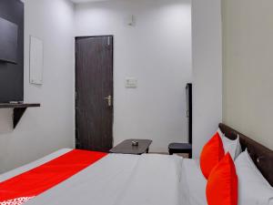 Un pat sau paturi într-o cameră la OYO Flagship Hotel Golden Cheery
