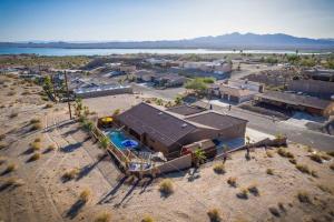 una vista aérea de un edificio en el desierto en HavaCabana Pool Spa Games Lake View Garage, en Lake Havasu City