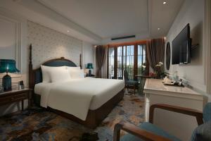 The Oriental Jade Hotel في هانوي: غرفة الفندق بسرير كبير ومكتب