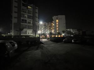 un estacionamiento por la noche con edificios altos en Hotel Shri Radha Nikunj - Opposite Prem Mandir, en Vrindāvan