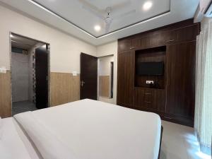 sypialnia z łóżkiem i telewizorem z płaskim ekranem w obiekcie Hotel Shri Radha Nikunj - Opposite Prem Mandir w mieście Wryndawan