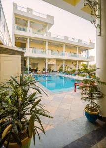 um grande edifício com piscina e duas plantas em Dá Bungalow - A Vacation Abode em Agra