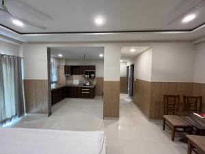 Kuchyň nebo kuchyňský kout v ubytování Hotel Shri Radha Nikunj - Opposite Prem Mandir