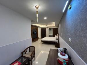 Postel nebo postele na pokoji v ubytování Hotel Shri Radha Nikunj - Opposite Prem Mandir
