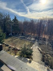 vistas a un parque con árboles y un camino en Cetatuia, en Măgura