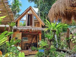 ein kleines Haus mit Strohdach in der Unterkunft Juan Cabin in Tayabas