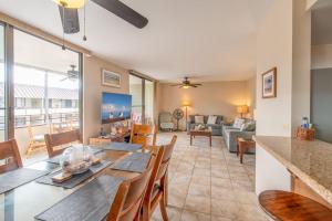 una sala da pranzo e un soggiorno con tavolo e sedie. di White Sands Village, Upgraded 2BR, Great View a Kailua-Kona