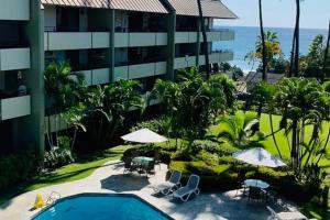 vista sulla piscina dell'hotel fronte oceano di White Sands Village, Upgraded 2BR, Great View a Kailua-Kona