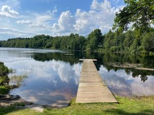un muelle de madera en medio de un lago en Holiday home Olofström IV, en Olofström