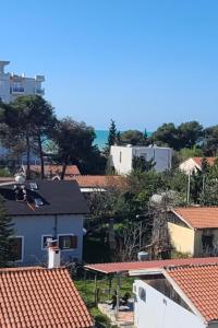 uma vista sobre os telhados das casas e o oceano em Perla Apartment 1 em Golem