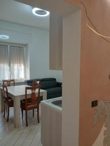 Il comprend une cuisine et un salon avec une table et des chaises. dans l'établissement RESIDENZA Giulia e Marco, à Cesate