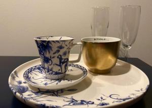 eine blaue und weiße Kaffeetasse und Untertasse auf einem Tisch in der Unterkunft Hoeve de Hoge Swaen in Maastricht