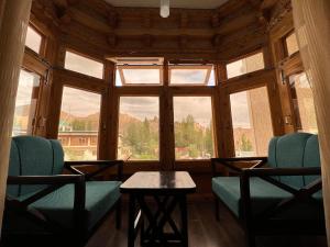 Hotel New Glacier View的休息区