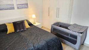 een slaapkamer met een bed en een dressoir bij Yas Azure Holiday Home in Abu Dhabi