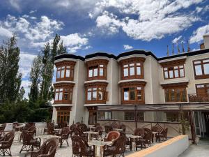 列城Hotel New Glacier View的大楼前设有桌椅的酒店