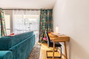 - un salon avec un canapé bleu et une table dans l'établissement La rose des vents -Magnifique F2 avec Parking 32 Jean Jaures, à Chamalières