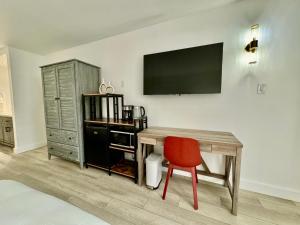 Pool - WiFi - Parking - Best Location !的电视和/或娱乐中心