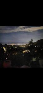 - Vistas a la ciudad por la noche con luces en Residence Paradisu Ajaccio en Appietto