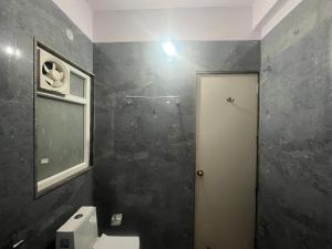 Hotel Shree Darshnam的一间浴室