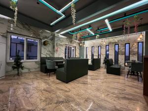 Hotel Shree Darshnam餐厅或其他用餐的地方