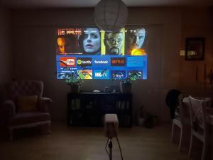 TV de pantalla plana en la sala de estar. en Cozy House en İzmir