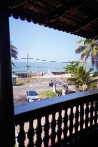 balcone con vista su un parcheggio di Timber Monk Beach Resort a Pallipuram