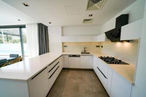 A kitchen or kitchenette at The Ni Villas Akyarlar - Bodrum